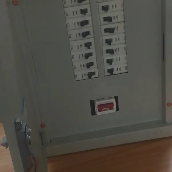 6 Way 18 Pole SPN Distribution Board with 100A DP Main Isolator & Factory Installed MCBs