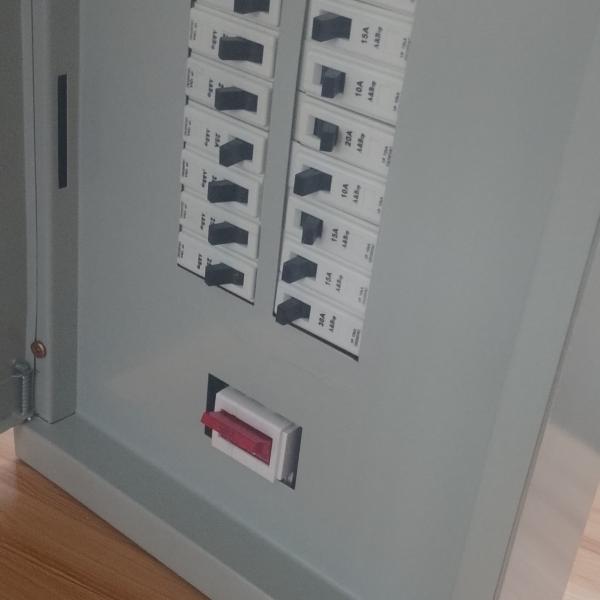 6 Way 18 Pole SPN Distribution Board with 100A DP Main Isolator & Factory Installed MCBs