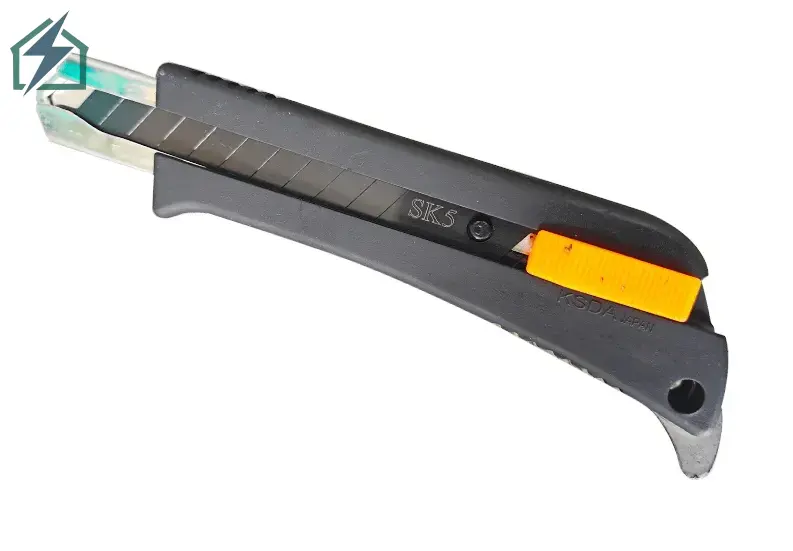 Heavy  18mmDuty Retractable Box Cutter for Home, Office & Industrial Use in Ghana  (4)