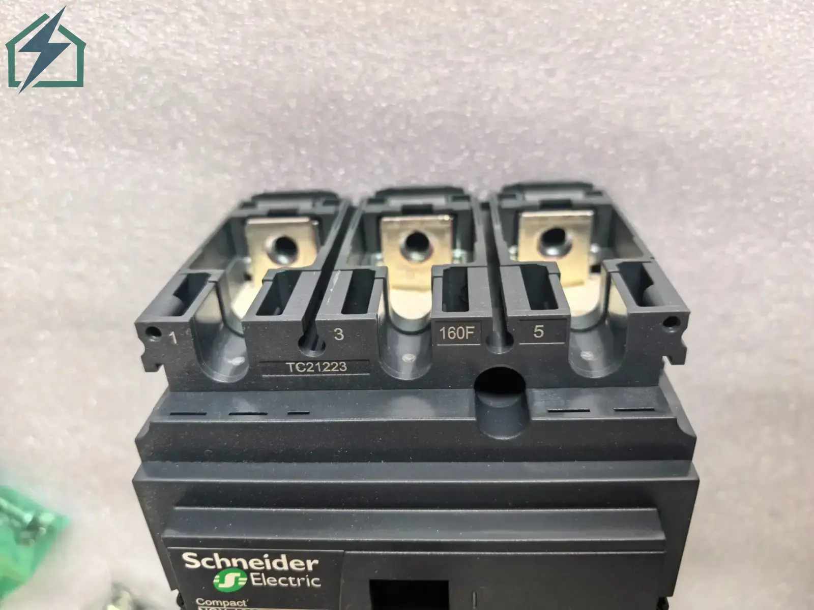 250A Schneider 4-Pole Circuit Breaker – Heavy Duty AC Protection Ghana (175A–250A Available) 1 (2)