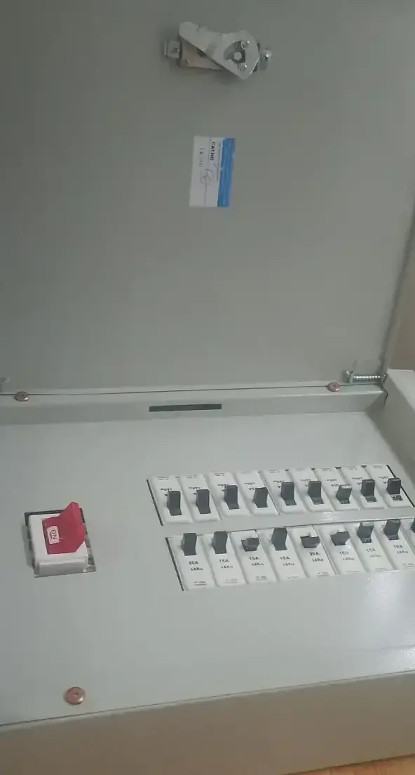 6 Way 18 Pole SPN Distribution Board with 100A DP Main Isolator Ghana (1)