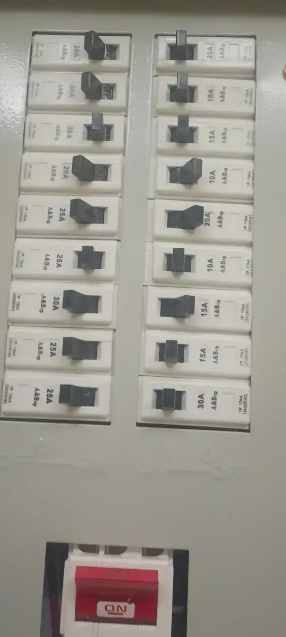 6 Way 18 Pole SPN Distribution Board with 100A DP Main Isolator Ghana (3)