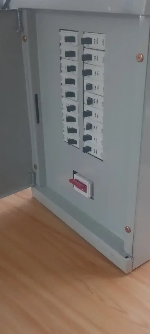 6 Way 18 Pole SPN Distribution Board with 100A DP Main Isolator Ghana (4)