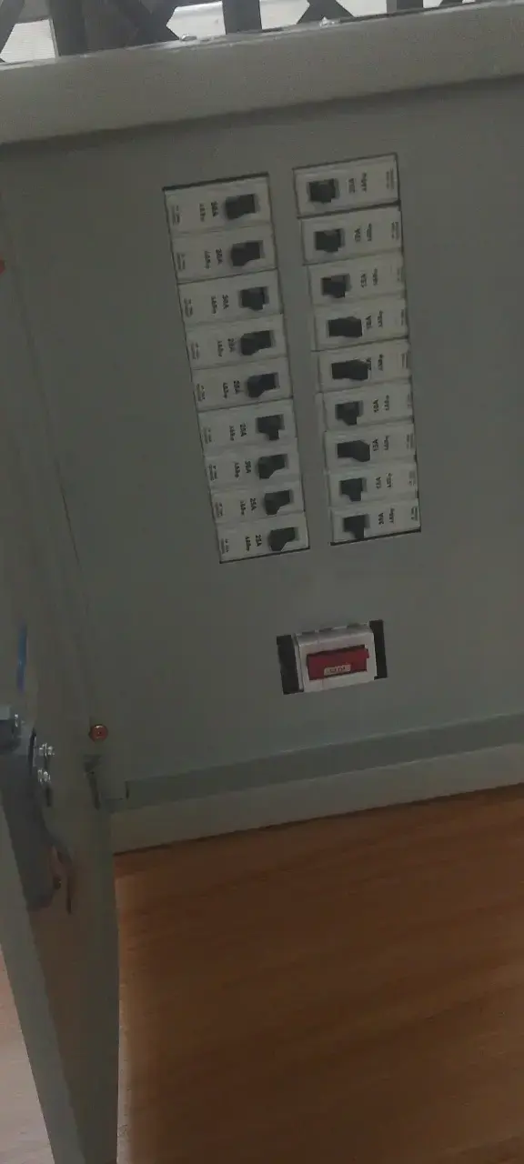 6 Way 18 Pole SPN Distribution Board with 100A DP Main Isolator Ghana (5)
