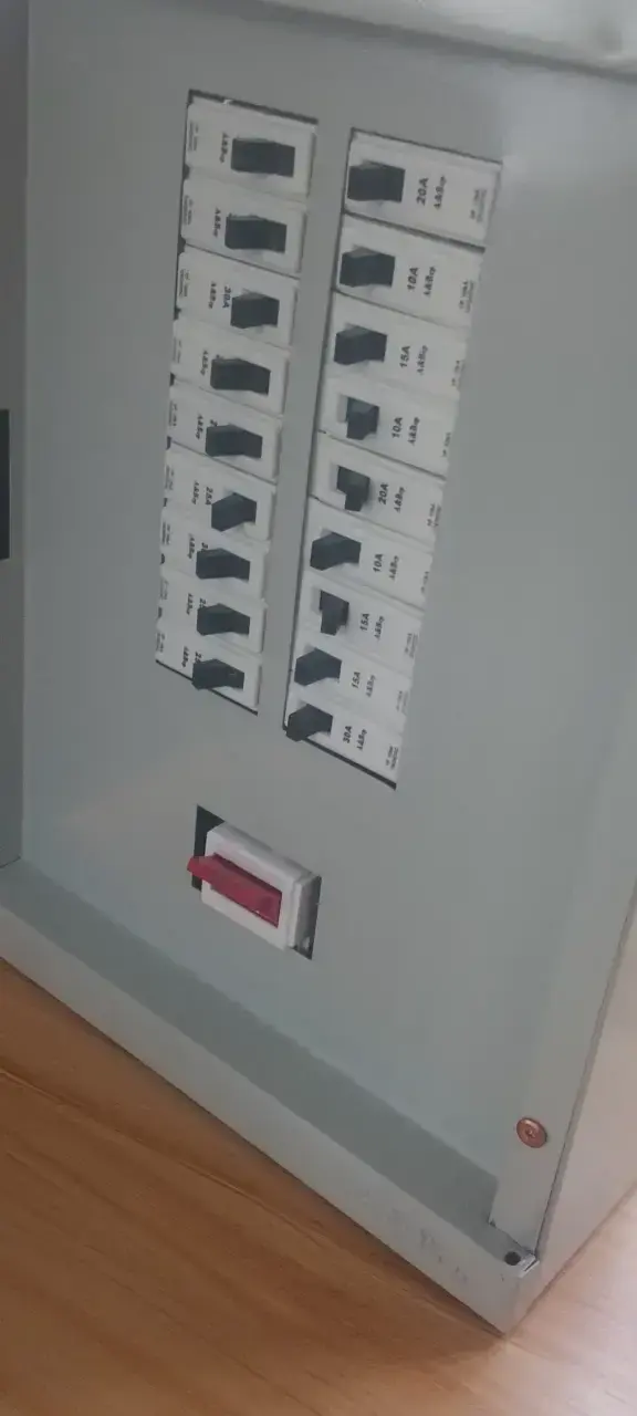 6 Way 18 Pole SPN Distribution Board with 100A DP Main Isolator Ghana (6)